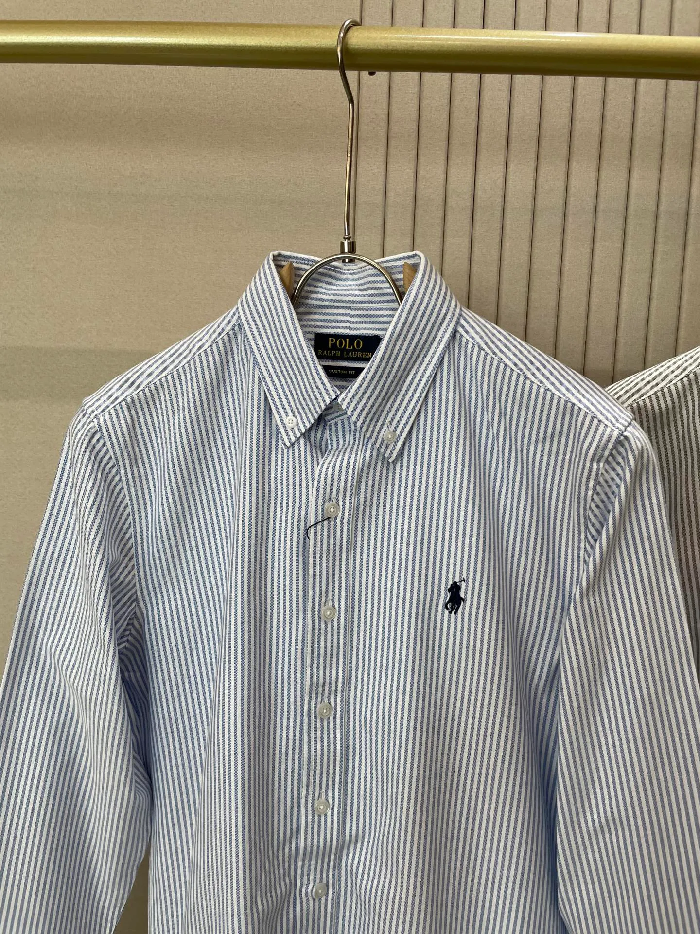 P220 🌸🌸🌸 POLO Ralph Lauren [High Quality] Classic shirt! The classic casual shirt made of pure cotton Oxford cloth has a unique design. It has a simple, clean and classic silhouette design. It is a versatile style that can be switched at will. The fabric feels soft and delicate, highly breathable, and is close to the skin and comfortable to wear. It can be worn alone as an inner layer. Its versatile performance is beyond your imagination! The upper body of the ready-to-wear is simple and classic yet elegant! Size:M-XXL